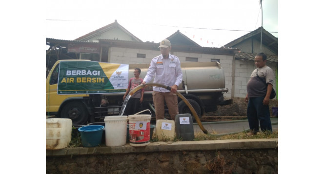 Bantu Kekeringan BAZNAS JABAR Salurkan Air Bersih