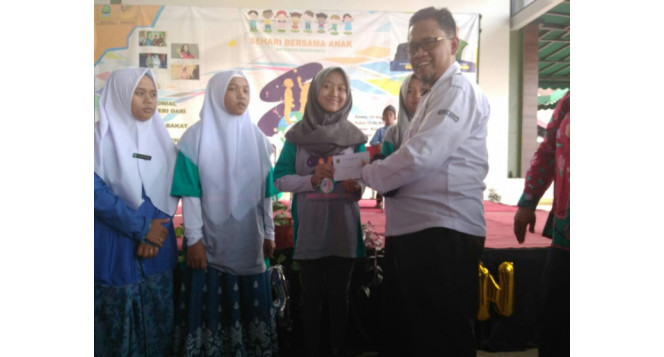 Bantuan Biaya Pendidikan Untuk Santri Yatim Juara