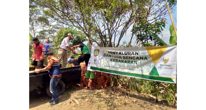 Penyaluran Bantuan Bencana Kebakaran Kampung Cukalukur