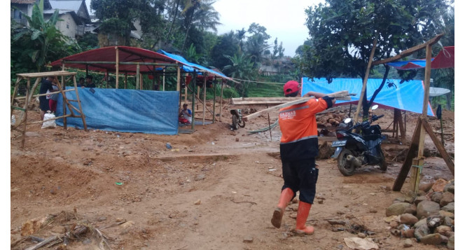 Penyaluran Logistik dan Pembangunan MCK di Daerah Terdampak Banjir dan Longsor