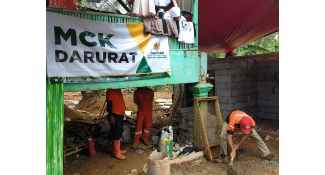 Proses Pembangunan MCK dan Mushola Darurat di Wilayah Terdampak Banjir