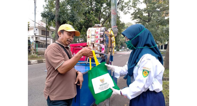 LPEM dan LAB Jabar Tebar Sembako Bagi Para Pejuang Nafkah di Jalanan