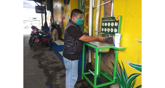 Hindari Penyebaran Corona di Keramaian, BAZNAS Jabar Pasang Wastafel Sehat di Pangkalan Ojek