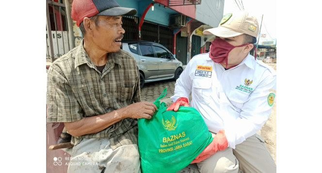 Senyum Bahagia Abah Asep Saat Terima Paket Sembako dari BAZNAS Jabar