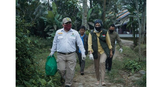 BAZNAS Jabar dan Jabar Bergerak KBB Blusukan Salurkan Bantuan untuk Warga Terdampak Corona