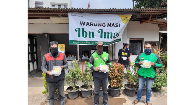 Dorong Puluhan Warung Nasi Tetap Berjualan, BAZNAS Jabar Bagikan Voucher Makan untuk Warga Terdampak Covid-19