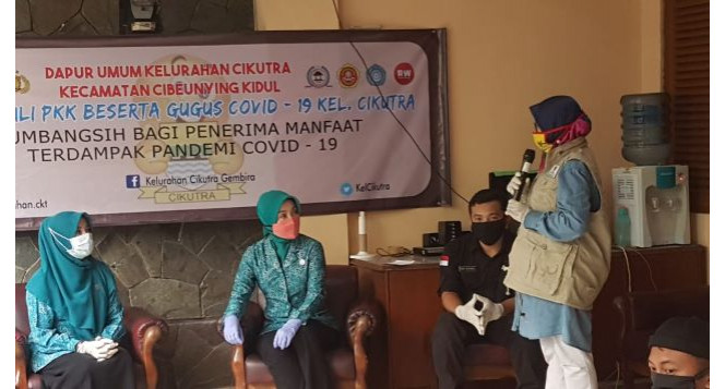 Ibu Atalia Ridwan Kamil Saksikan BAZNAS Jabar Bantu Dapur Umum Progam Gerakan Nasi Bungkus (GASIBU)