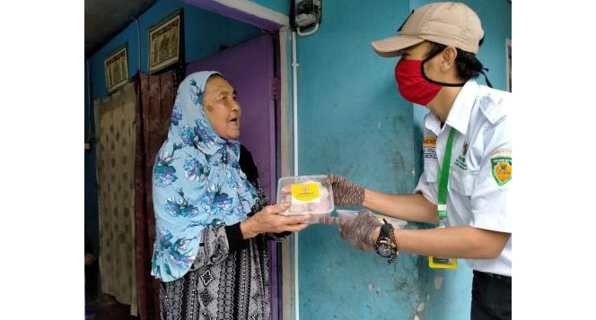 BAZNAS Jabar dan TV Harmoni Bagikan Makanan untuk Buka Puasa Hingga ke Pelosok