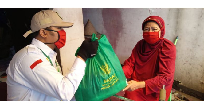 TANGIS HARU IBU AI SAAT MENERIMA BANTUAN PANGAN DARI BAZNAS JABAR