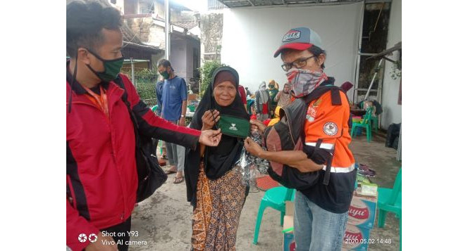 BAZNAS Jabar Salurkan Bantuan untuk Warga Terdampak Covid-19 di Lokasi Bencana Banjir