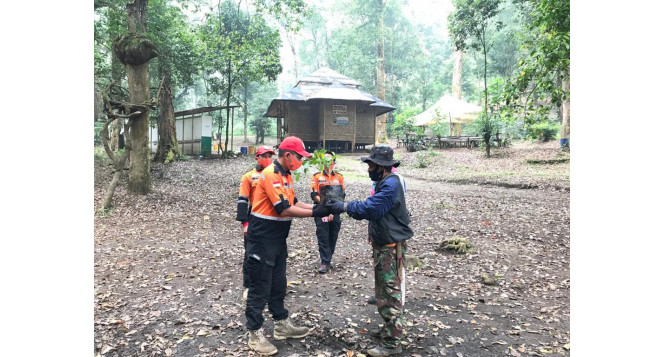 BTB Jabar Lakukan Aksi Tanam Pohon dan Pungut Sampah di Pegunungan