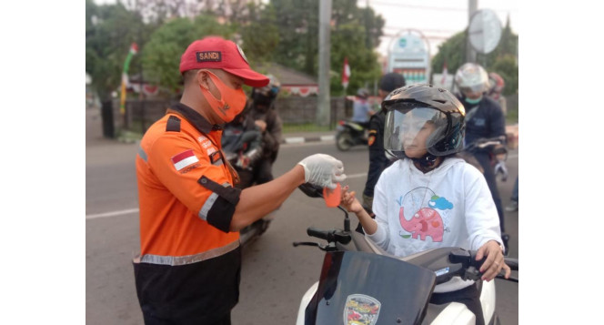 BAZNAS Jabar Lakukan Aksi Berbagi Masker dan Edukasi Bagi Pengguna Jalan