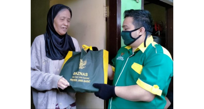 Peduli Masyarakat Lansia, BAZNAS Jabar Salurkan Paket Kesehatan