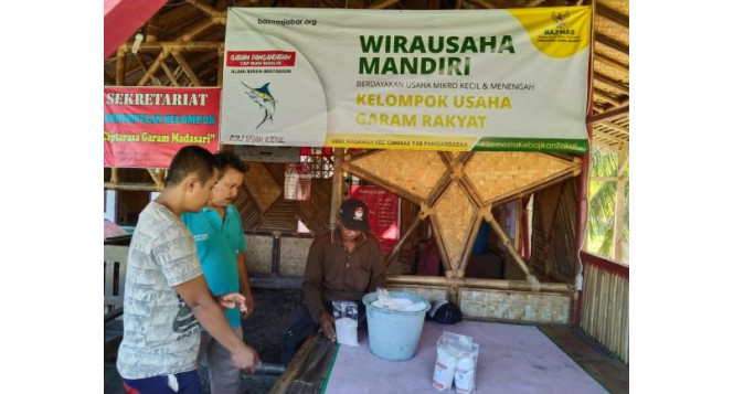 Dukung Perkembangan Usaha di Wilayah Pantai, BAZNAS Jabar Salurkan Bantuan untuk Usaha Garam Rakyat