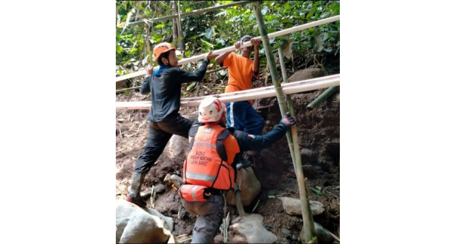 Tim BTB Jabar Lakukan Pemasangan Pipanisasi Pasca Banjir Bandang