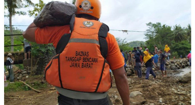 Personil BTB Jabar Lakukan Aksi Respon Banjir Pamengpeuk Kabupaten Garut
