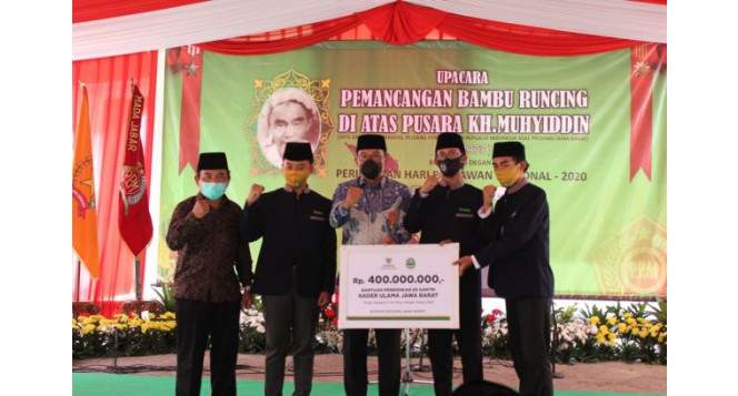 Bersama Gubernur Jabar, BAZNAS Jabar Salurkan Bantuan Pendidikan untuk Santri Kader Ulama