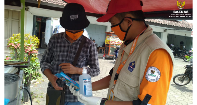 Bantu Masyarakat Antisipasi Penularan Covid-19 BAZNAS Jabar Salurkan Ratusan Paket Kesehatan