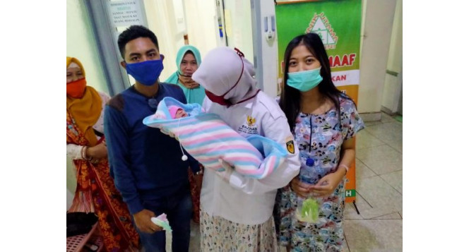 BAZNAS Jabar Bantu Lunasi Biaya Persalinan, Bayi Cantik Ini Akhirnya Bisa di Bawa Pulang