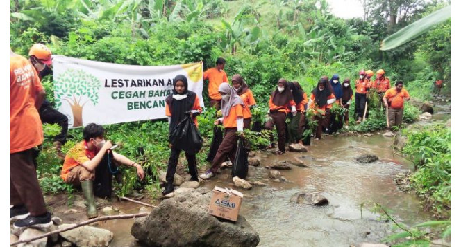 Peduli Lingkungan, BTB Jabar Lakukan Giat Susur Sungai dan Penanaman 500 Bibit Pohon