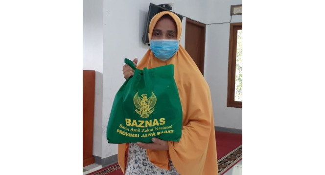 Sembako untuk Ibu Hesti, Seorang Mualaf dan Marbot Masjid dari BAZNAS Jabar