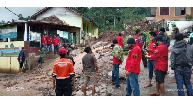 BAZNAS Jabar Turunkan 12 Personil untuk Bantu Warga Terdampak Longsor Cimanggung