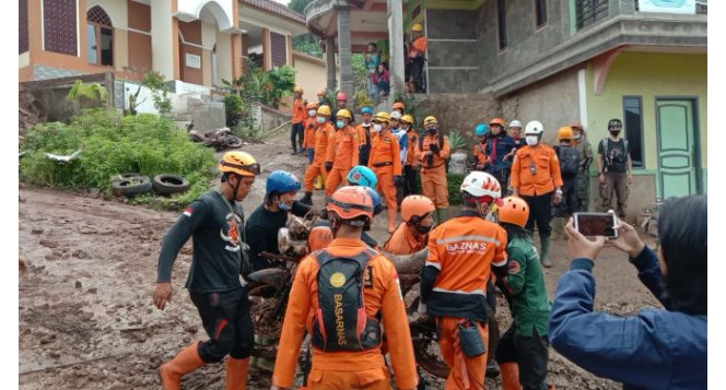 Pandemi Tidak Menghalangi Personil BAZNAS Jabar untuk Bantu Warga Terdampak Longsor