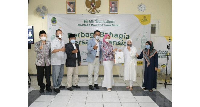 Badan Amil Zakat Nasional (BAZNAS) Jawa Barat menyalurkan bantuan kepada Lansia dalam program Tahrib Ramadhan