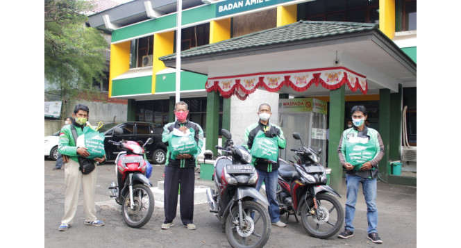 BAZNAS Jawa Barat Salurkan Zakat Fitrah Kepada 180 Mitra Grab Lansia