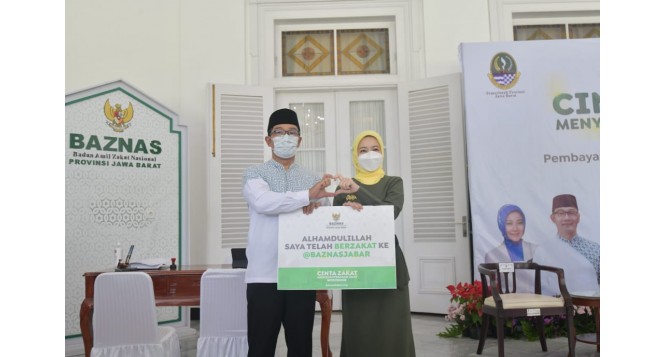 Bayar Zakat di BAZNAS Jabar, Ini Pesan Ridwan Kamil