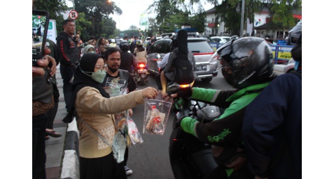 Gandeng Klub Motor, BAZNAS Jabar Gelar Aksi Berbagi Takjil