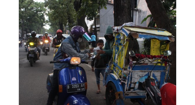 Takjil On The Road Bersama Vespa Antique Club