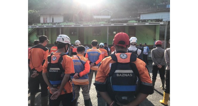 Tidak Libur Lebaran, BAZNAS Jabar Respon Banjir Bandang Sumedang