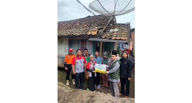 JNE Cabang Bandung Gandeng BAZNAS Jabar bantu Fajar wujudkan mimpi untuk keluarga