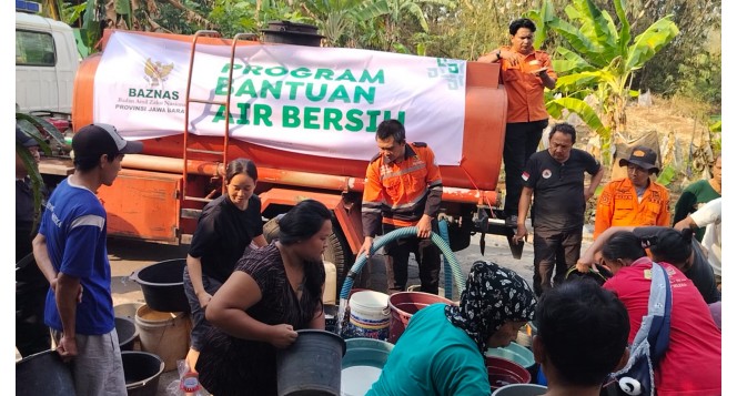 Atasi Kekeringan, BAZNAS Jabar Distribusikan 10.000 Liter Air Bersih di Kabupaten Kuningan