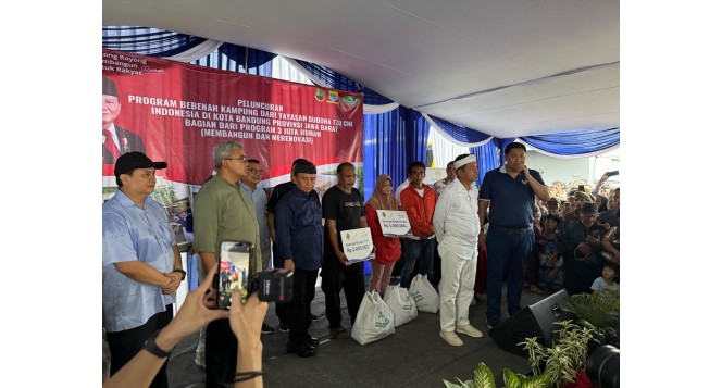 100 Paket Sembako dari BAZNAS Jabar untuk Warga di Program Bebenah Kampung