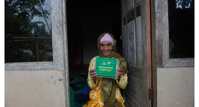 BAZNAS Jabar Salurkan 250 Paket Fidyah ke Desa Cicadas, Rongga, Bandung Barat
