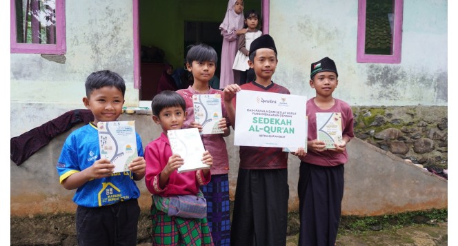 100 Mushaf Al-Qur’an Disalurkan BAZNAS Jabar untuk Anak dan Ibu Pengajian di Desa Cicadas, Rongga