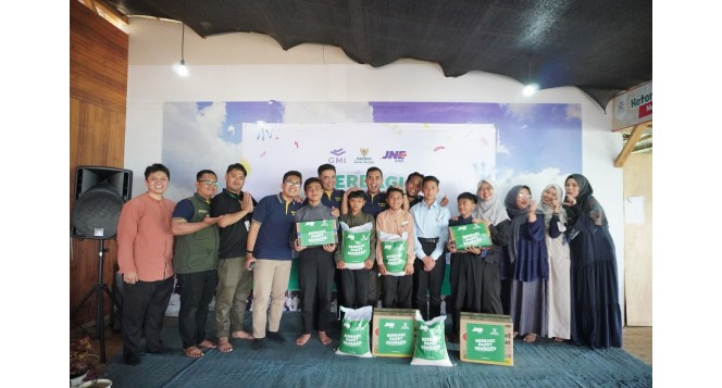 BAZNAS Jabar Salurkan Bantuan Sembako dan Sedekah Gizi untuk Santri di Hari Anak Nasional