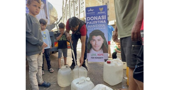 BAZNAS RI Bersama Ivan Gunawan Distribusikan 25.000 Liter Air Bersih dan Makanan Siap Saji untuk Warga Gaza
